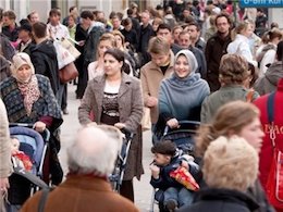 سال ۲۰۵۰؛ جمعیت مسلمانان و مسیحیان اروپا برابر میشود مسلمانان اروپا