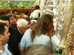 جوان تازه شیعه شده آمریکایی در حرم حضرت علی(ع)+تصاویر جوان آمریکایی در حرم حضرت علی43