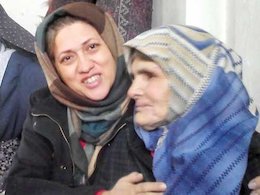 دیدار دختر گمشده با والدینش پس از ۴۲ سال+عکس  دیدار مادر دختر گمشده 43