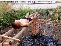 جوانی که هر روز خود را کباب می کند! /تصاویر  درمان عجیب 43