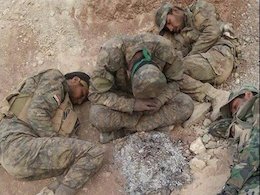 استراحت در جبهه مبارزه با داعش+تصاویر  رزمندگان عراقی