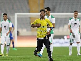 دستگیری جیمی جامپ در بازی استقلال+ عکس جیمی جامپ