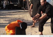 گردن زدن یک مرد توسط داعش