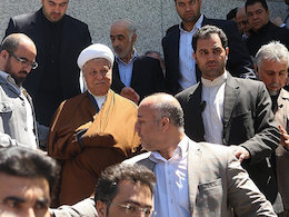 زنجیره انسانی مقابل «آیت الله»/ هاشمی: سخنرانی من در امیرکبیر همیشه مساله ساز میشد هاشمی