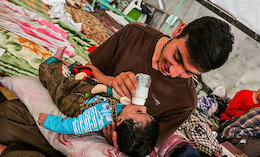 نوزاد تازه متولد شده شما را چگونه میبیند؟   نوزاد شیرخوار در مراسم اعتکاف