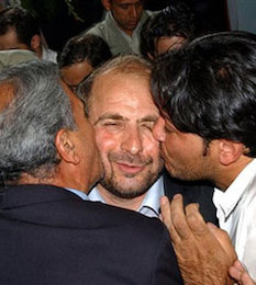 سخنان عجیب نماینده کرمانشاه: باید یک روز به نام قالیباف نامگذاری شود بوسه دو نبش قالیباف/2