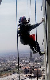 شغل ترسناک یک دختر تهرانی+عکس  شستشوی شیشه