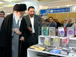 رهبرانقلاب در نمایشگاه کتاب