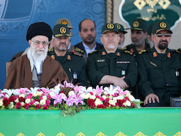 رضایی با لباس رسمی سپاه +عکس رهبر انقلاب