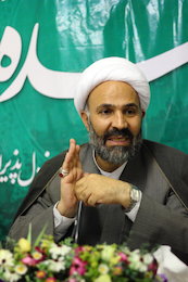 پژمانفر: با حذف هزینههای سربار شاهد کاهش ۵۰ درصدی قیمت خودرو خواهیم بود نصرالله پژمانفر در حاشیه بازدید از سایت نماینده