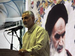 حاج قاسم سلیمانی در کنار مادر یک شهید+عکس سخنرانی قاسم سلیمانی