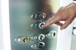 مرگ دلخراش مرد سالخورده در آسانسور آسانسور