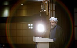 ادامه واکنش ها به اظهارات حاشیه ساز رئیس دولت تدبیر / پاسخ قاطع رهبری به آب خوردنی که تحریم شد! هاله نور روحانی