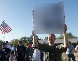 توهین به پیامبر (ص) مقابل یک مسجد!+ تصاویر اهانت به پیامبر اسلام(ص)