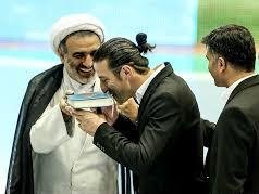 بوسیدن قرآن توسط تیموریان تیتر گاردین شد+عکس بوسیدن قرآن تیموریان 43