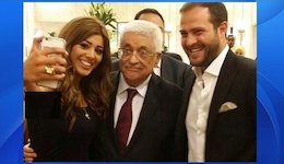 جنجال سلفی آقای رییس با مجری زن تلویزیون!+ عکس محمود عباس و مجری زن