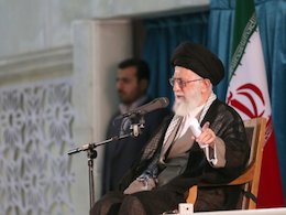 تحریف شخصیت امام خمینی، منحرف کردن صراط مستقیم ملت ایران است/  امام تا روز آخر از بن دندان اعتقاد داشت که امريکا شيطان بزرگ است/ دشمن با هرکس که در مقابل او بيشتر ايستادگی کند بيشتر مخالف است رهبری/1