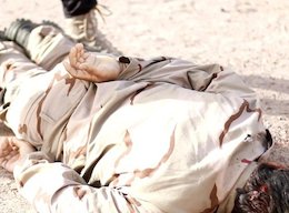 قربانی کردن انسان در مراسم بیعت با داعش!+تصاویر جنایت داعش