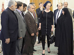 "دیپلماتهای ساپورتپوش" که آداب دیپلماتیک نمیدانند!  پارلمان اروپا