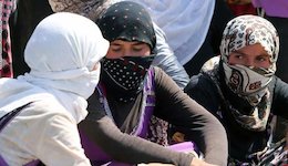 داعش زنان ایزدی را برهنه به مزایده می گذارد زنان