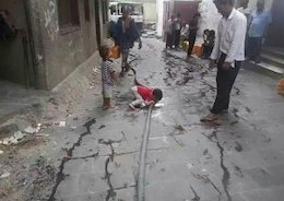 کودک یمنی آبهای کف خیابان را مینوشد/عکس کودک یمنی