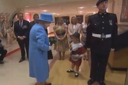 دختری که به ملکه گل داد،سیلی خورد! +عکس  ملکه