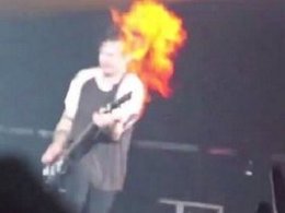 سر یک گیتاریست در کنسرت زنده آتش گرفت سر43