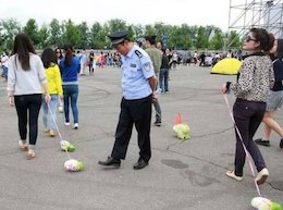 راه مضحک برای مقابله با تنهایی!!/تصاویر تنهایی با انسان چه می کند؟!