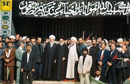 رهبرانقلاب و روحانی درتشییع شهدا/عکس رهبر و شهدا