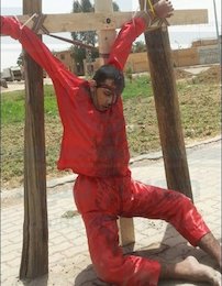 داعش یک جوان عراقی را به صلیب کشید + عکس  جنایت داعش، صلیب کشیدن