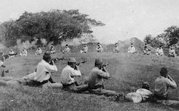 تمرین تیراندازی روی اسیران!/عکس تمرین تیراندازی