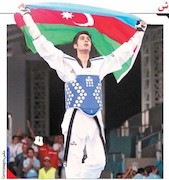 دور افتخار با پرچم آذربایجان