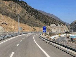 مرز بازرگان نیمه تعطیل شد جاده43