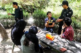 برخورد پلیس با روزه خواران 