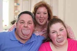 پدر و دختری با پهن ترین زبان دنیا+عکس  پهن ترین زبان دنیا