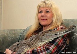 این زن تمساح را به شوهر خود ترجیح داد!+تصاویر تمساح خانگی