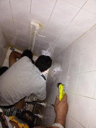 دردسر موبایل در سرویس بهداشتی!!/عکس دردسر سرویس بهداشتی