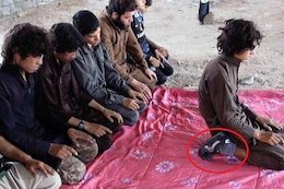 نماز داعشی با کفش
