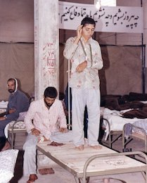 نماز زیبای یک نوجوان مجروح/عکس نماز رزمنده