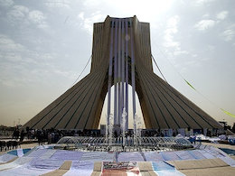 قرائت گزاره برگ ملی توسط پدر شهید هستهای/ حضور پررنگ خبرنگاران خارجی در آزادی میدان آزادی