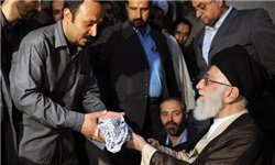 چفیه رهبر انقلاب به کدام شاعر رسید؟+عکس چفیه رهبر انقلاب