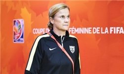 ماجرای نیشگون مربی بانوان آمریکا +عکس  مربی بانوان آمریکا