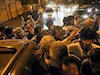 توزیع افطار توسط دانشجویان دانشگاه هنر میان کارتن خوابهای پایتخت