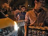 توزیع افطار توسط دانشجویان دانشگاه هنر میان کارتن خوابهای پایتخت