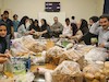 توزیع افطار توسط دانشجویان دانشگاه هنر میان کارتن خوابهای پایتخت