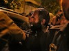 توزیع افطار توسط دانشجویان دانشگاه هنر میان کارتن خوابهای پایتخت