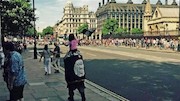 پرچم داعش مقابل پارلمان انگلیس
