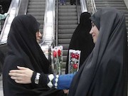 اهداء گل به بانوان در روز عفاف و حجاب