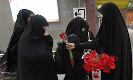  اهداء گل به بانوان در روز عفاف و حجاب