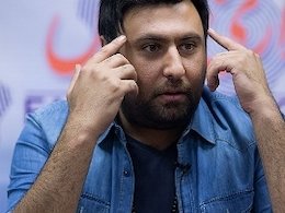 بوسه دو دختر زیبا بر گونه خواننده معروف ایرانی +عکس  علیزاده43